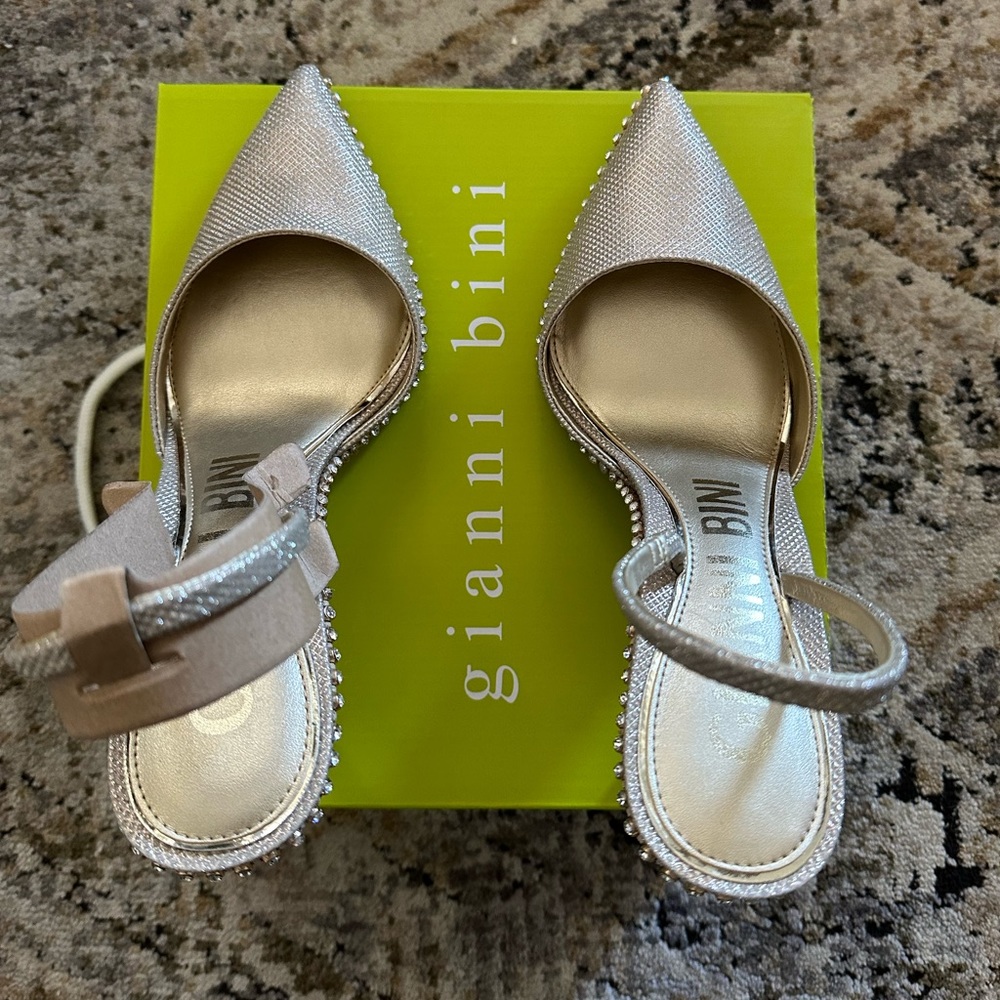 Gianni Bini Kahleaa Size 10 - Gold